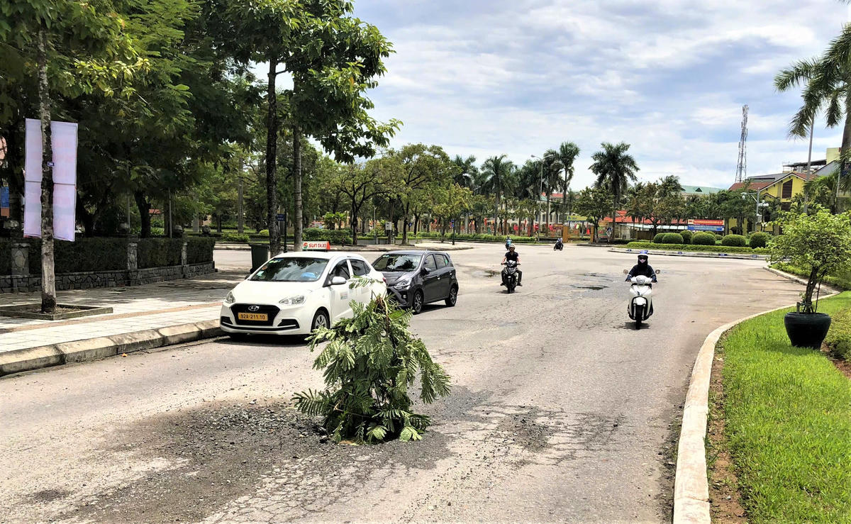 Đường Hùng Vương xuất
hiện ổ gà người dân cắm cây biển báo ngày 28/9. Ảnh: Chí Đại.