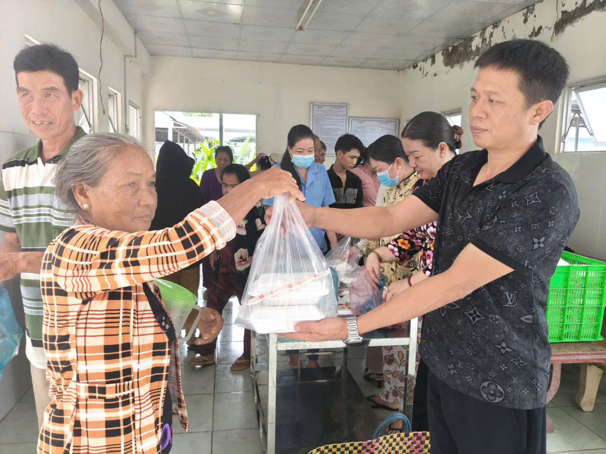 Vợ chồng ông bà Trần Hoàng Giang - Võ Thị Hai tích cực đồng
hành cùng bếp ăn nghĩa tình. Ảnh: Châu Pha