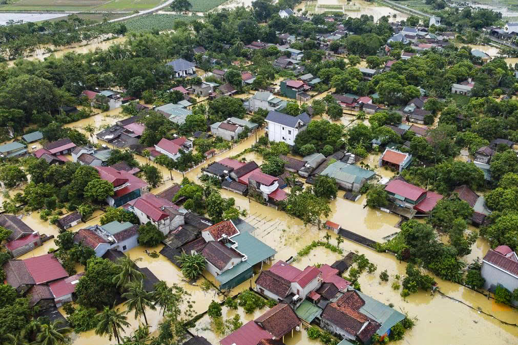 Tại xã Xuân Lập, từ đêm 29/9, mực nước trên sông Cầu Chày bất ngờ tăng nhanh, gây ra ngập nặng và cô lập nhiều khu dân cư. Ảnh: Đình Minh