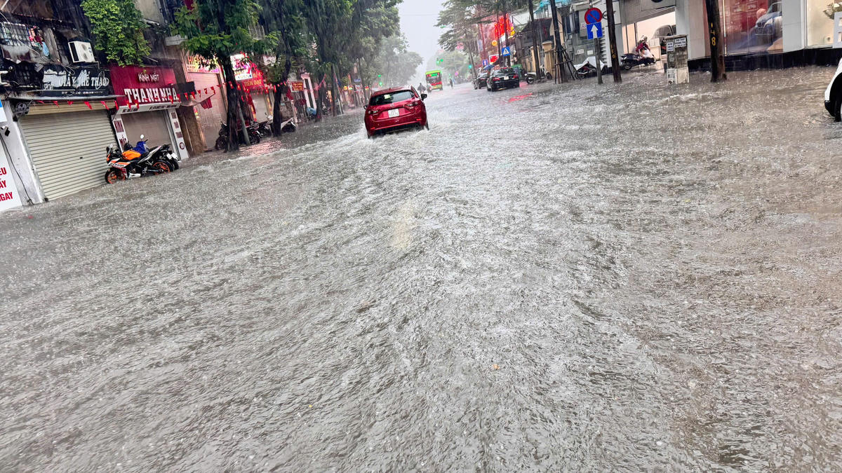 Hà Nội: Phố ngập như sông, các phương tiện chật vật di chuyển