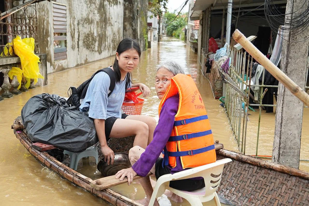 Ngoài ra, chính quyền địa phương cũng cử lực lượng chức năng phối hợp với Ban Chỉ huy phòng thủ khu vực 2 để tiếp tế nhu yếu phẩm, đảm bảo không một người dân nào phải chịu đói, chịu rét. Ảnh: Hà Trung
