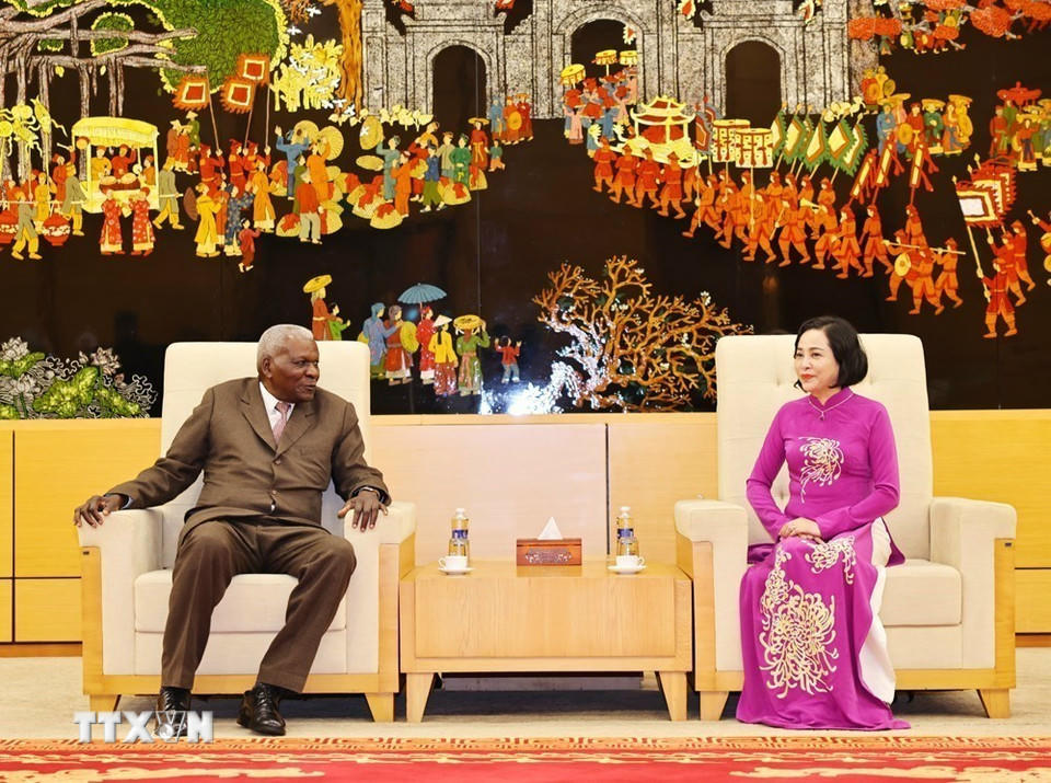 Phó Chủ tịch Quốc hội Nguyễn Thị Thanh đón Chủ tịch Quốc hội Cuba Esteban Lazo Hernández tại sân bay quốc tế Nội Bài. (Ảnh: Minh Đức/TTXVN)