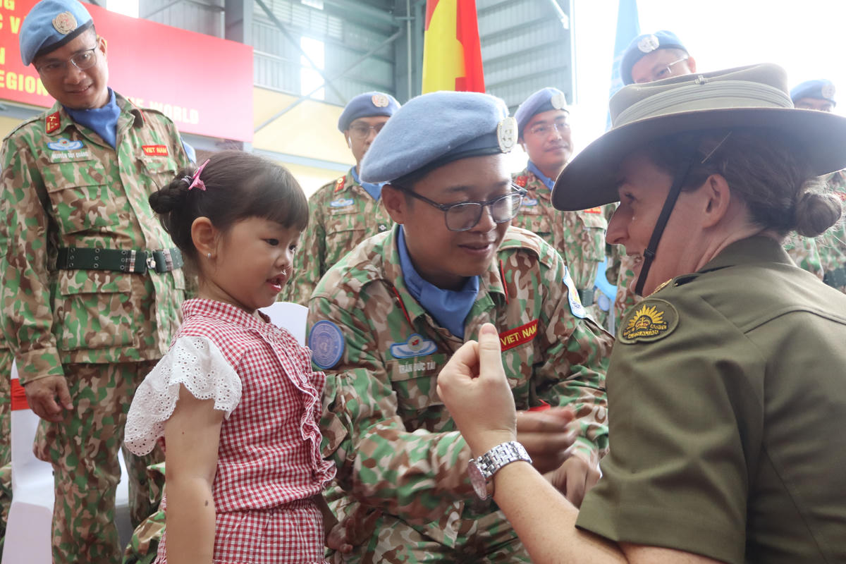 Tiễn các chiến sĩ mũ nồi xanh tại sân bay quốc tế Tân Sơn Nhất
– TPHCM vào cuối tháng 9/2025. Ảnh: T.Luân.