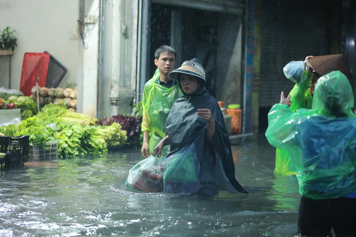 Tại chợ Phú Đô (Hà Nội) nước ngập ngang thân người trưởng thành.