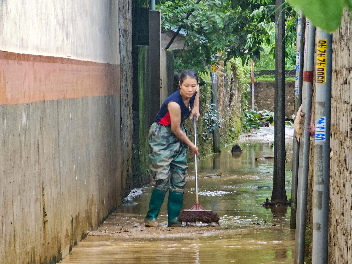 Do sinh sống ven sông nên hầu như hộ dân nào ở Phong Ý cũng có kinh nghiệm ứng phó với bão, từ việc kê cao đồ đạc, chuẩn bị lương thực, đèn pin, áo phao đến việc dọn dẹp sau lũ. Ảnh: Đình Minh