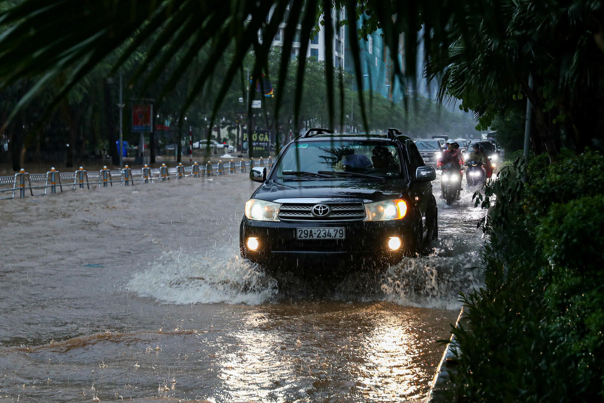 Tại tuyến đường Võ Chí Công, dòng phương tiện cũng gặp tình trạng tương tự.