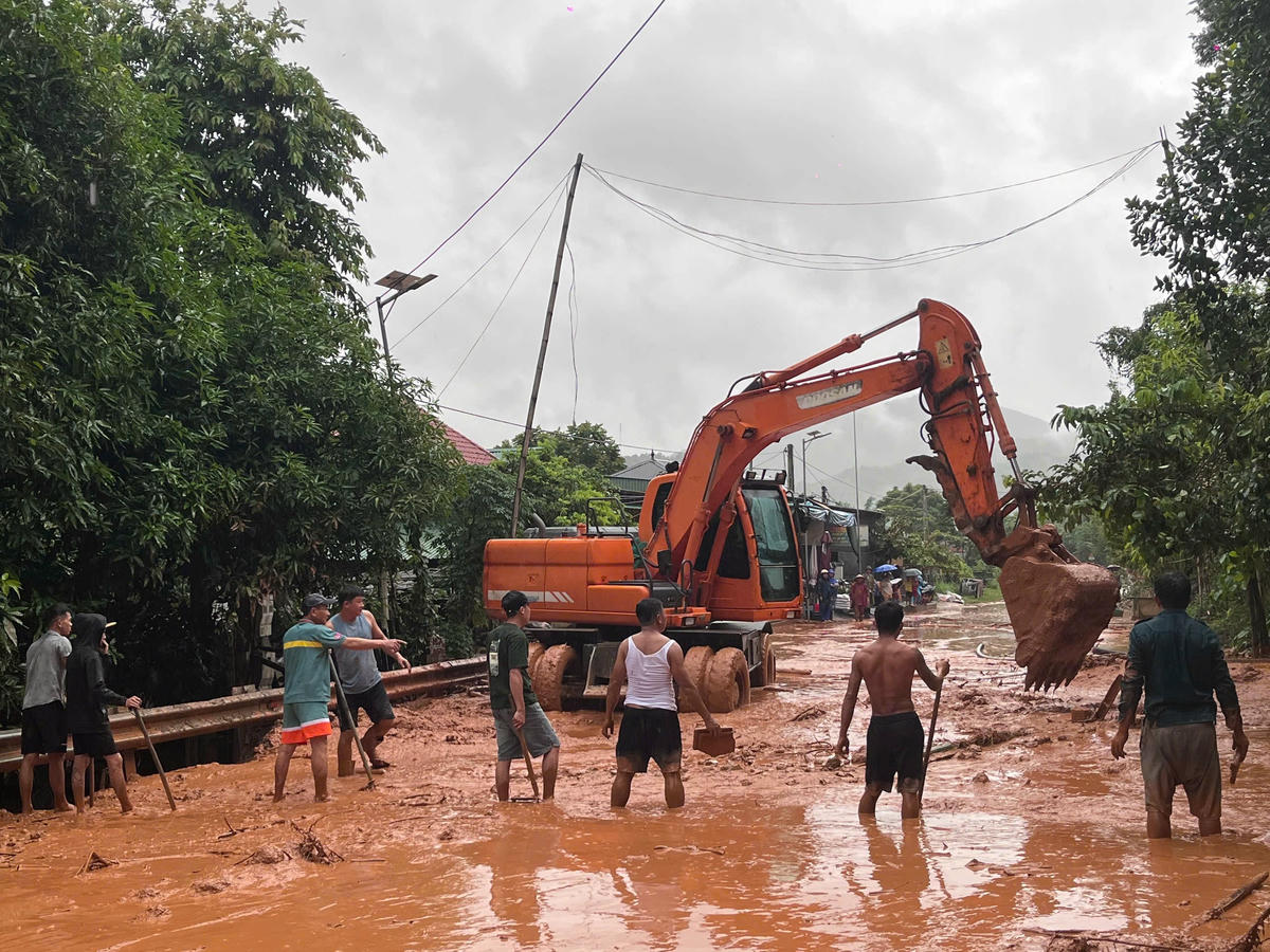 Trên địa bàn xã Tương Dương nhiều bản bị sạt lở, ngập lụt. Một vị trí sạt lở nước bùn tràn xuống đường ở bản Khe Nả xã Tương Dương. Ảnh: CTV