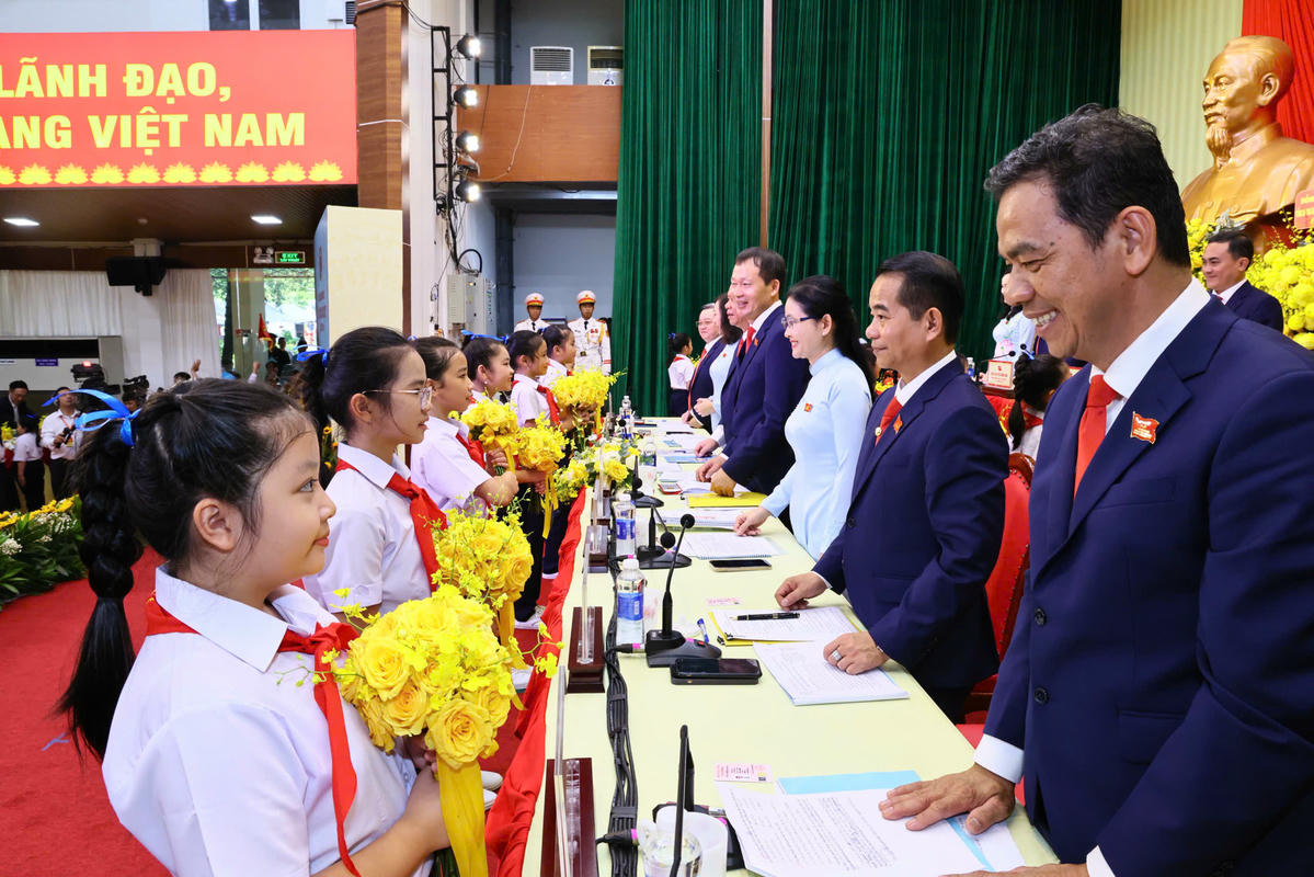 Đoàn đại biểu thanh thiếu nhi tỉnh Đồng Nai tặng hoa chúc mừng Đại hội.