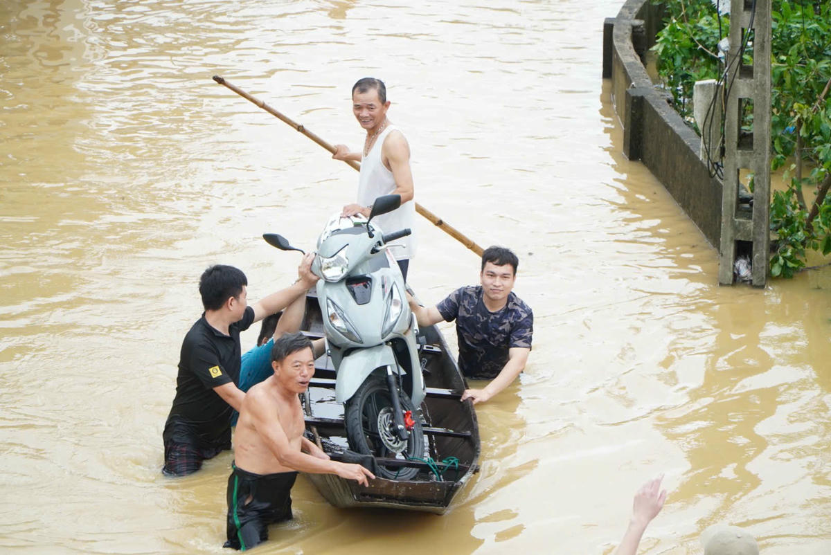 Theo người dân xã Lam Thành, nước sông dâng cao từ 3 giờ sáng ngày 29/9, chỉ trong chưa đầy 1 giờ nước dâng lên gần 1m khiến cả xóm chẳng ai kịp trở tay. Trong sáng nay (30/9) bà con láng giềng, chính quyền địa phương hỗ trợ gia đình đưa người và đồ đạc lên cao. Ảnh: Quốc Thanh.