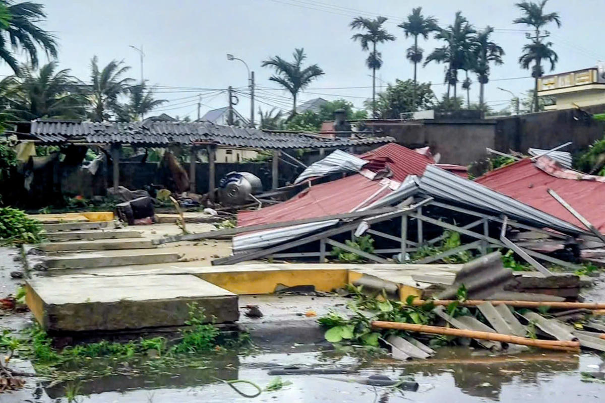 Nhiều địa phương bị ảnh hưởng nặng nề từ cơn bão số 10.