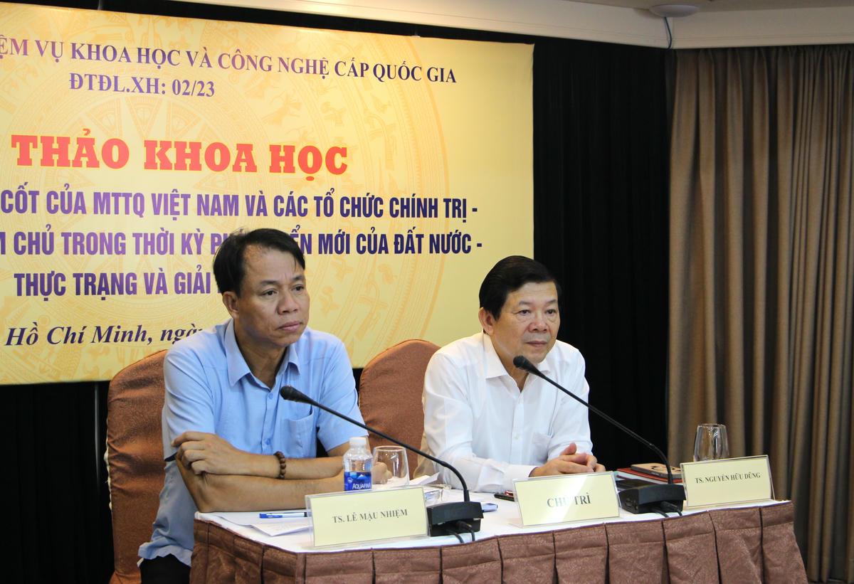 Tiến
sĩ Nguyễn Hữu Dũng và Tiến sĩ Lê Mậu Nhiệm chủ trì hội thảo. Ảnh: Q.Đ.