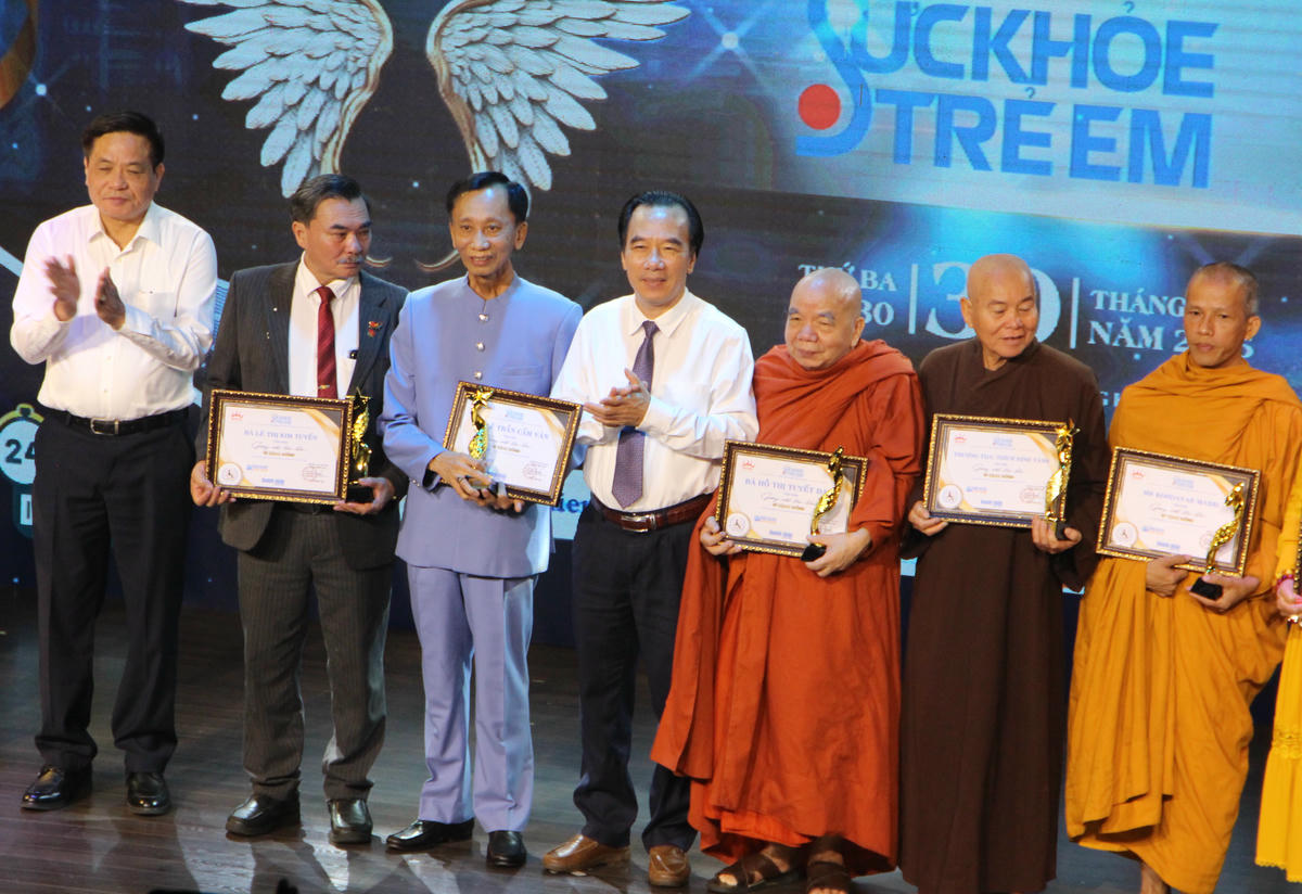 Ông Ngô Sách Thực trao bảng tri ân tới Hiệp sĩ Đại Thánh giá Lê Đức Thịnh và các mạnh thường quân. Ảnh: Q.Đ.