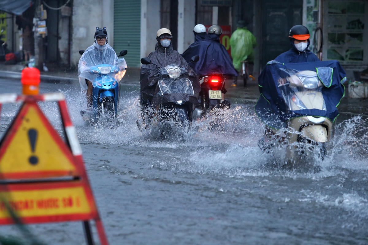 Theo ghi nhận của PV Báo Đại đoàn kết, do ảnh hưởng bởi hoàn lưu bão số 10 (Bualoi), khoảng 17h chiều 30/9 Hà Nội tiếp tục xảy ra mưa lớn, khiến người dân vất vả di chuyển về nhà.