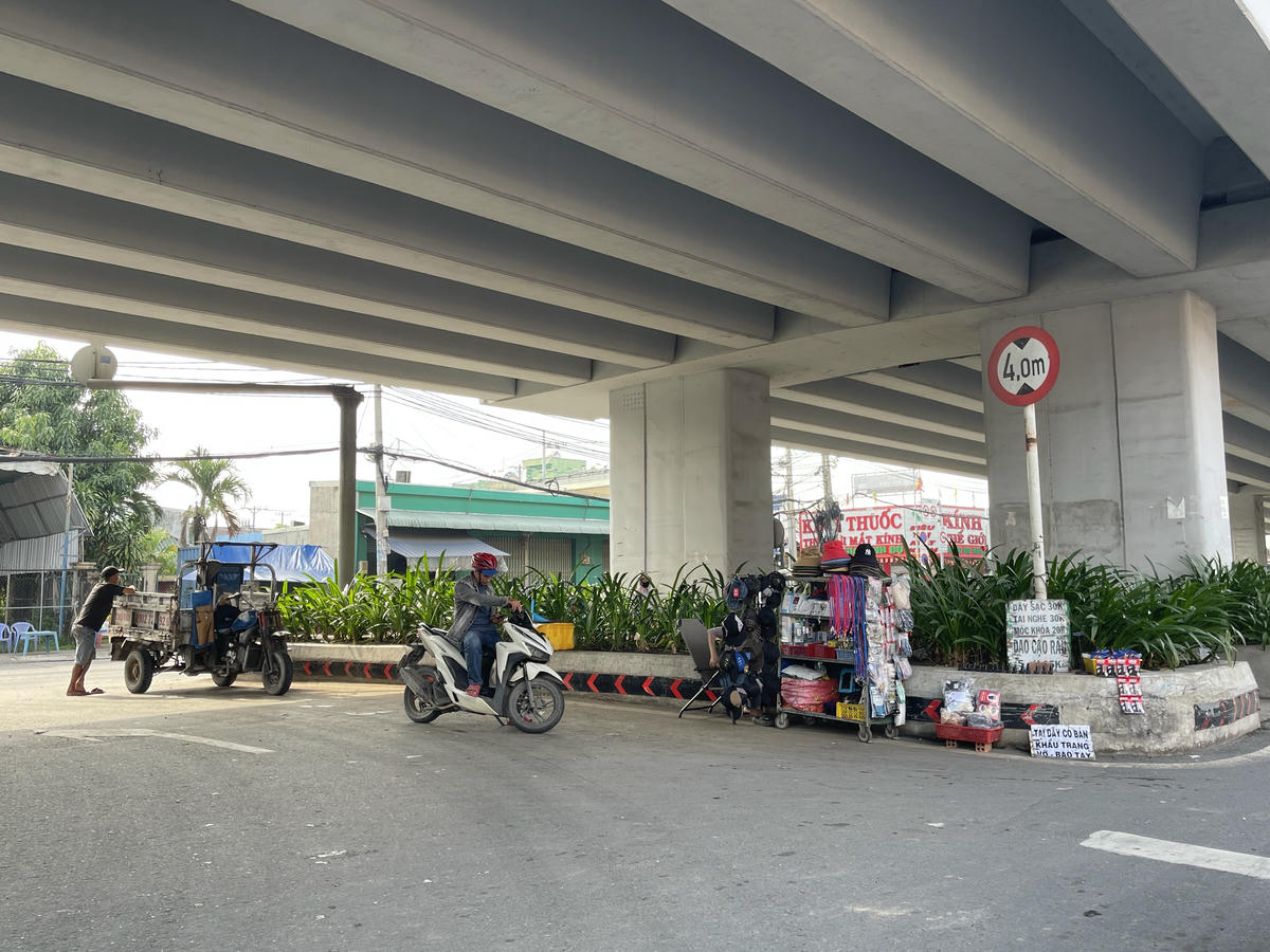 Một cầu vượt khác ở hương lộ 2 giao với quốc lộ 1A rất rộng làm nơi quay đầu xe nhưng thường xuyên bị lấn chiếm, buôn bán. Ảnh: Đ.X.