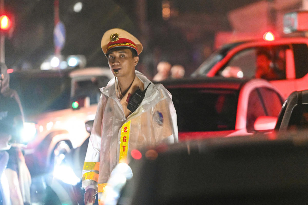 Cảnh sát giao thông được huy động ứng trực liên tục. Nhiệm vụ hướng dẫn xe đi vào vùng an toàn và khuyến cáo các lái xe không đủ điều kiện không nên vượt qua khu vực ngập úng.