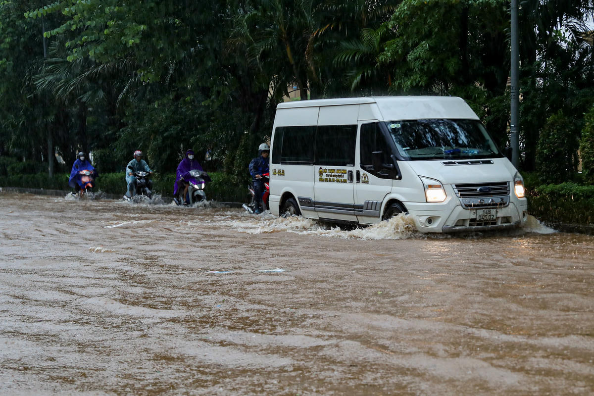 Để tránh xe bị chết máy, các xe máy thường đi phía sau ô tô.