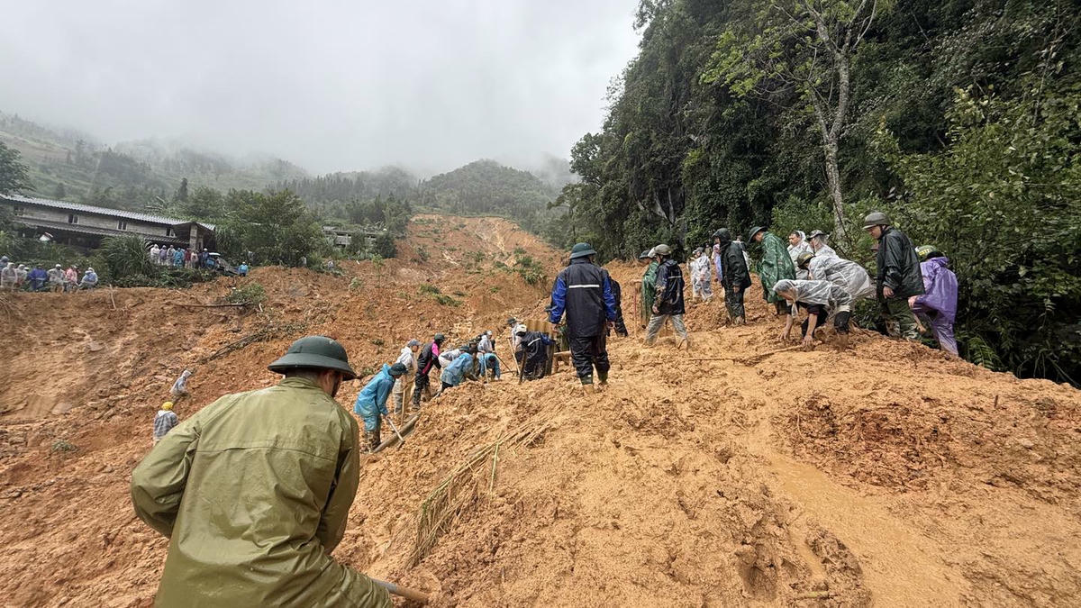 Lượng đất đá sạt lở rất lớn làm khó khăn cho lực lượng tìm kiếm nạn nhân. Ảnh: UBND xã Lũng Cú.