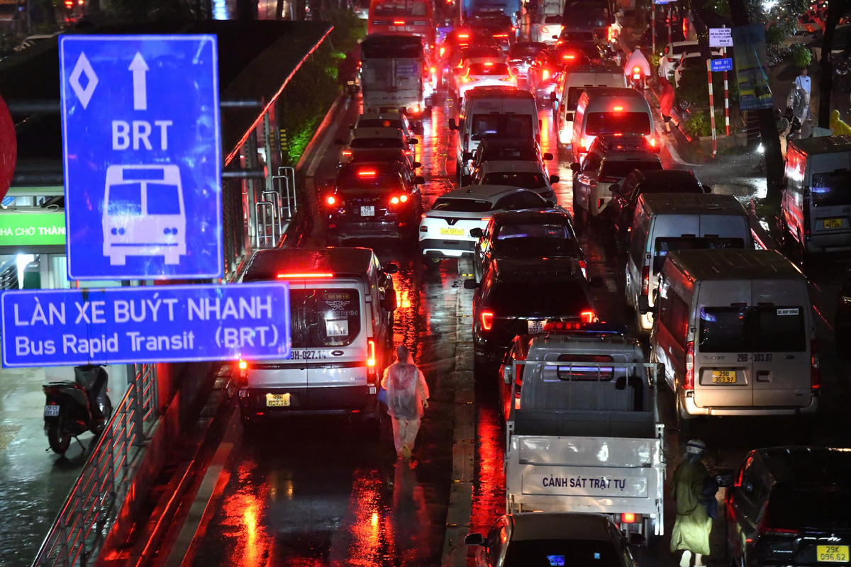 Thậm chí, do tắc đường nhiều ô tô ngang nhiên đi vào làn xe BRT.