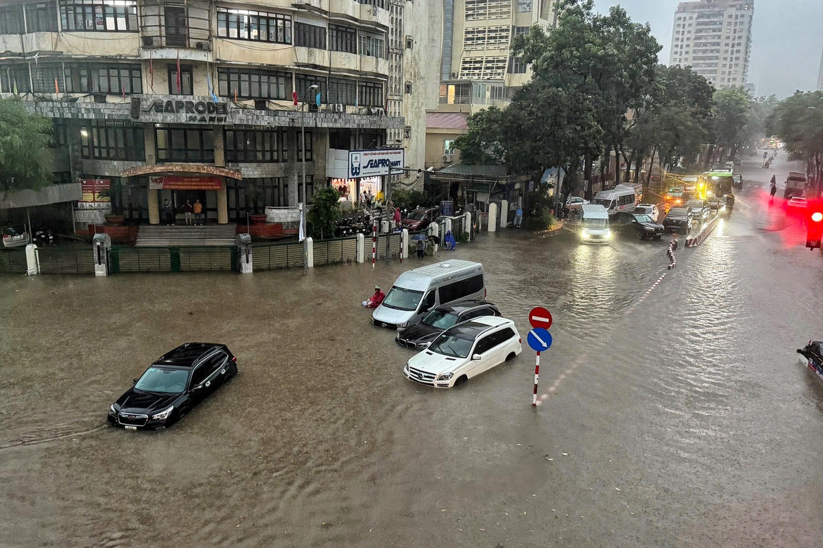 Do lượng xe chết máy nhiều, các phương tiện phía sau đã quay đầu xe, khiến giao thông trở nên hỗn loạn.