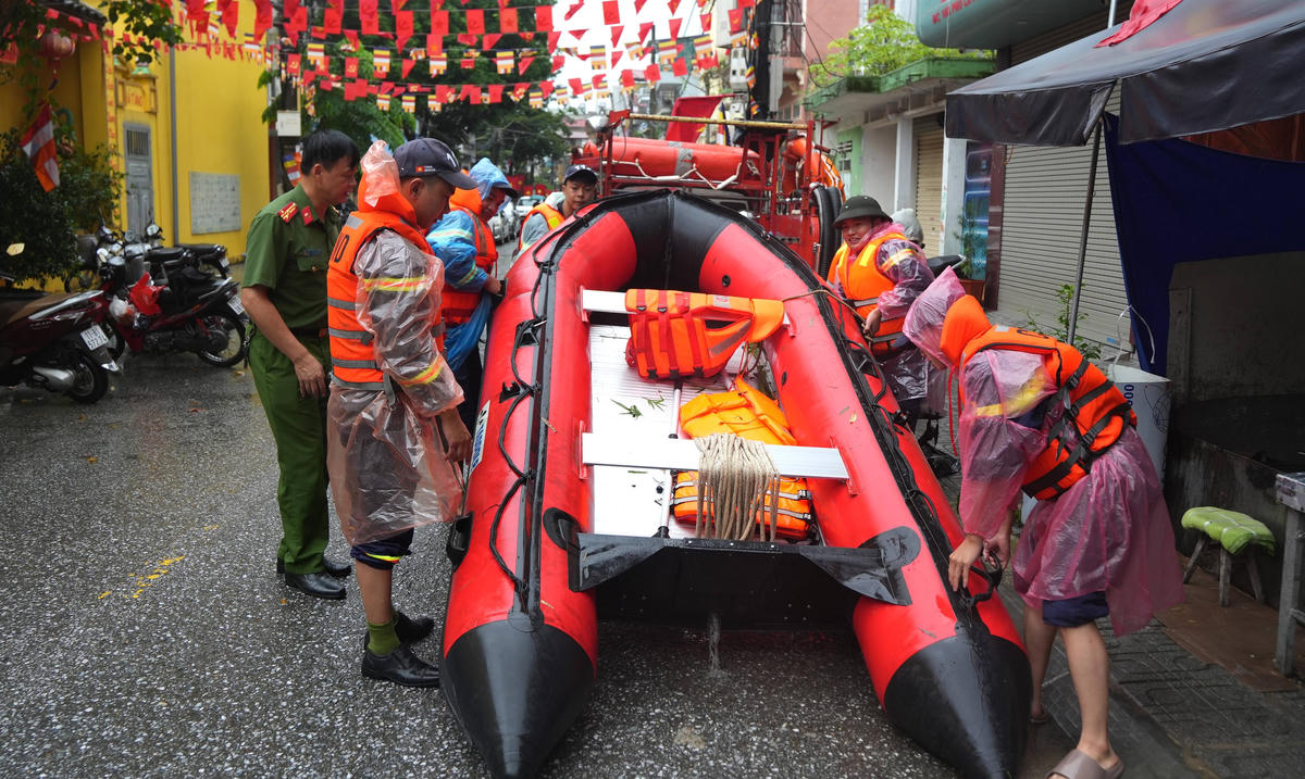 Công an Cao Bằng chuẩn bị các phương tiện để giúp các hộ dân bị ngập. Ảnh: CAT Cao Bằng.