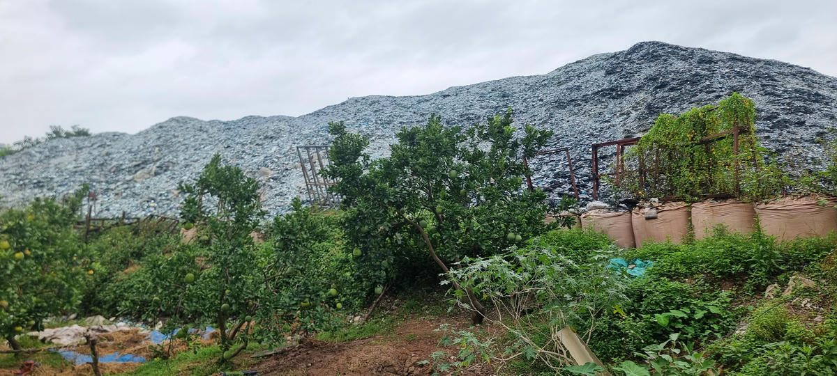 Trong chiều ngày 29/9, khối lượng lớn rác thải thủy tinh vẫn chưa được di chuyển. Ảnh: Nam Anh.