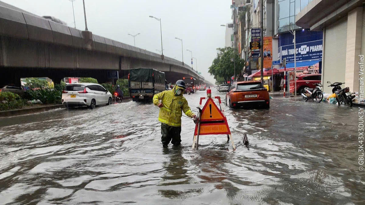 Các vị trí ngập sâu được đặt biển cảnh báo.