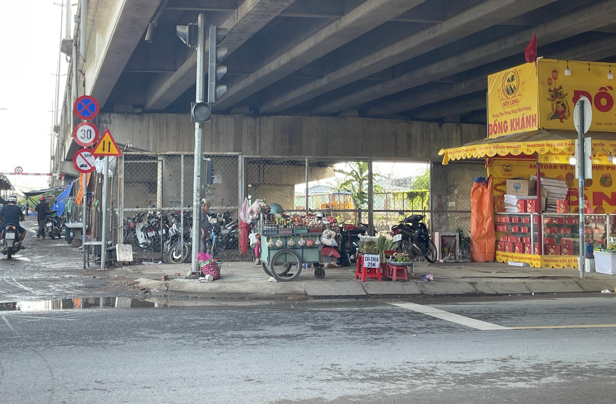 Một khu vực gầm cầu vượt khác ở tỉnh lộ 10 bị lấn chiếm làm nơi buôn bán, giữ xe. ảnh: Đ.X.