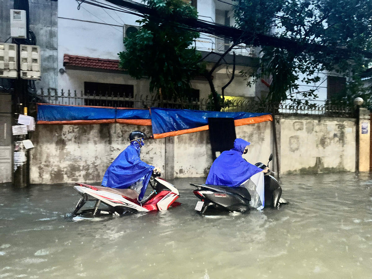Sở GDĐT Hà Nội yêu cầu các nhà trường bị ảnh hưởng của mưa bão có thể chủ động phương án, hình thức học tập phù hợp. Ảnh: N.H.