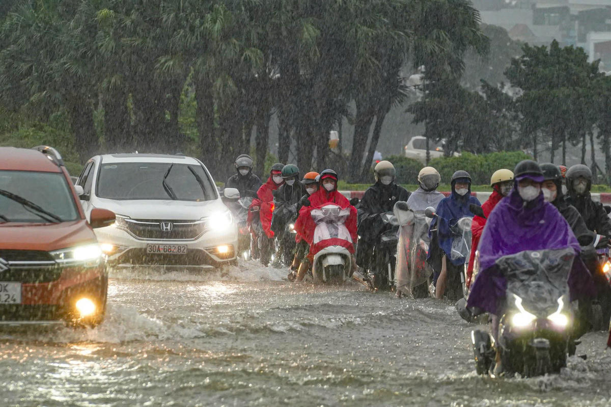 Dòng người chật vật di chuyển đi làm vào lúc 7h30 sáng 30/9 trên đường Lê Quang Đạo.