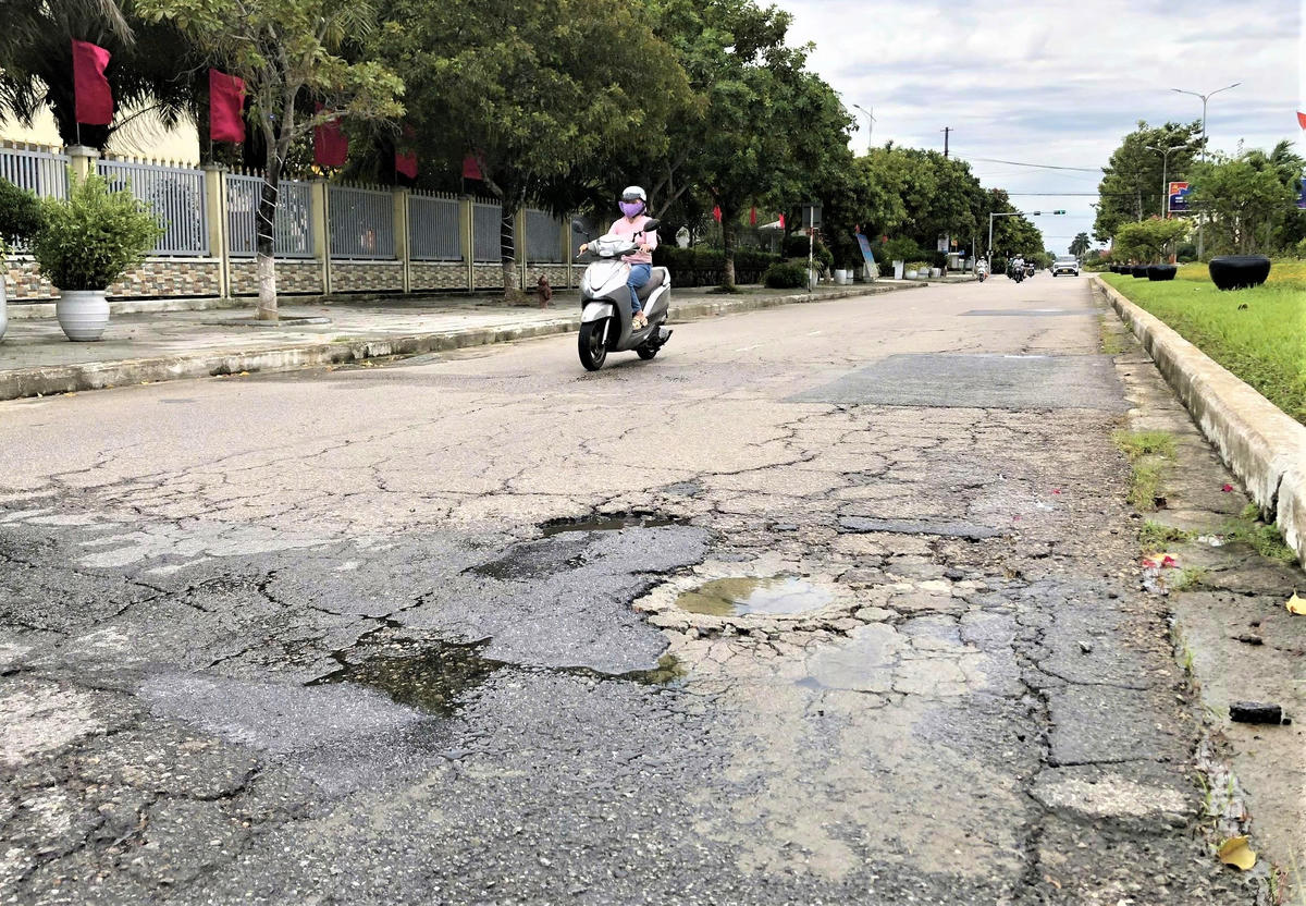 Đường Hùng Vương bị
bong tróc tiềm ẩn nguy cơ xảy ra tai nạn. Ảnh: Ảnh: Tấn Thành.

 