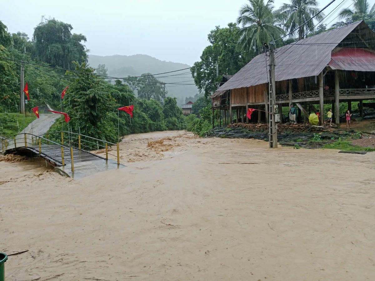 Ảnh hưởng của bão số 10 cũng gây ra tình trạng ngập lụt tại một số xã miền núi Nghệ An. Ảnh: CTV