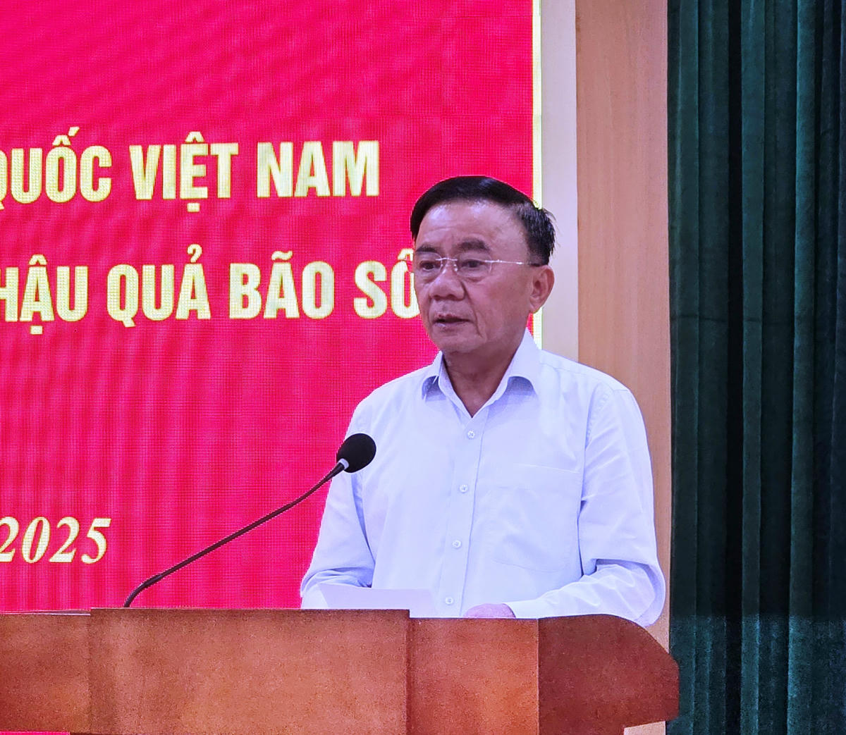 Tại buổi làm việc, ông Trần Cẩm Tú, Uỷ viên Bộ Chính trị, Thường trực Ban Bí thư đã gửi tới bà con nhân dân tỉnh Thanh Hóa lời thăm hỏi ân cần và sự chia sẻ sâu sắc trước những thiệt hại, mất mát do bão số 10 gây ra. Ảnh: Nguyễn Chung.