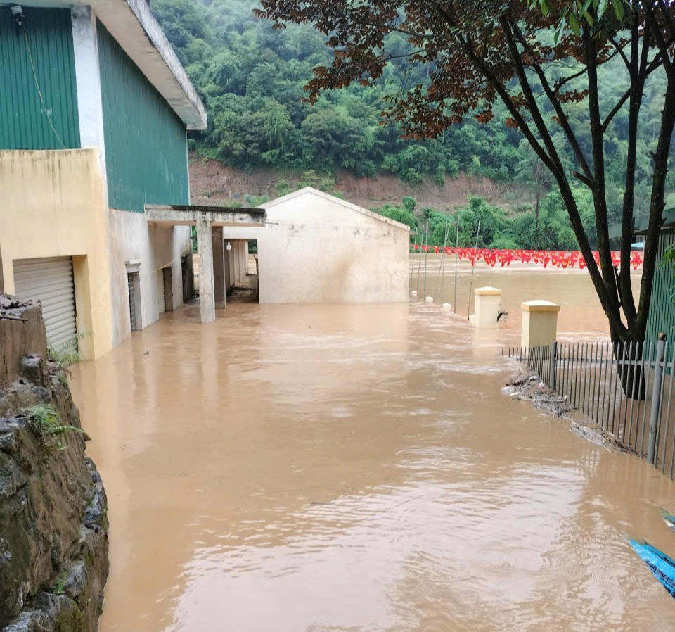 Nhiều bản ở xã Mường Típ xảy ra ngập lụt nặng. Theo lãnh đạo xã Mường Típ, tại bản Ta Đo mực nước ngập gần bằng với thời điểm ảnh hưởng của bão số 3. Ảnh: CTV