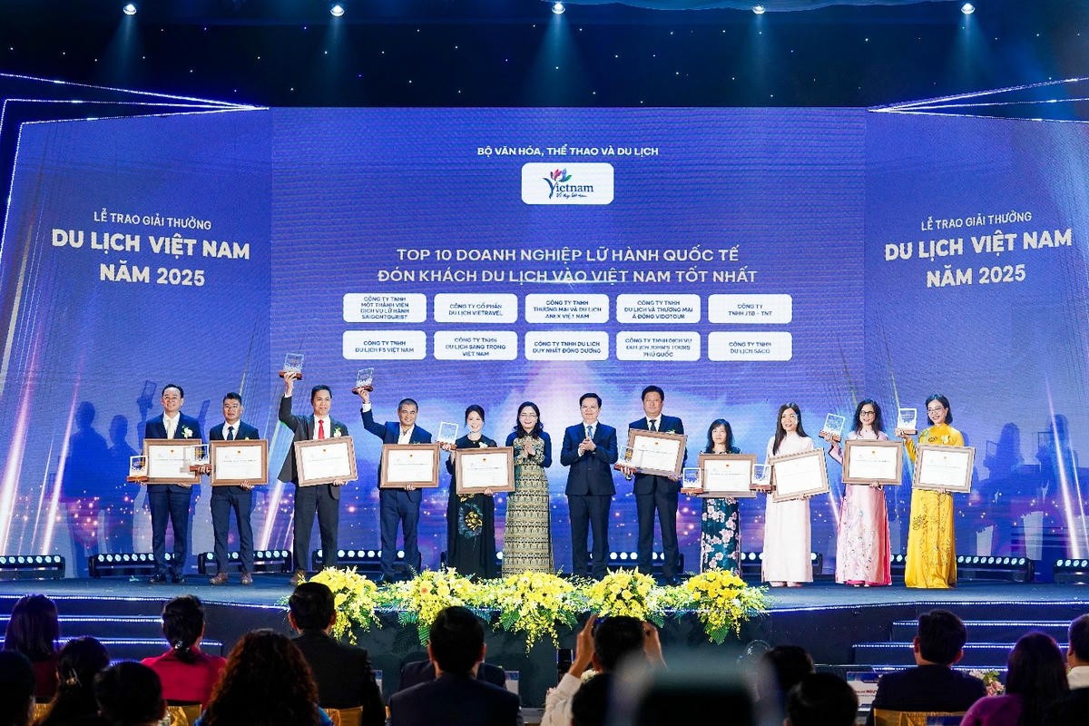 Phó Thủ tướng Mai Văn Chính trao Giải thưởng Du lịch Việt Nam năm 2025 cho các doanh nghiệp lữ hành quốc tế đón khách du lịch vào Việt Nam tốt nhất.
