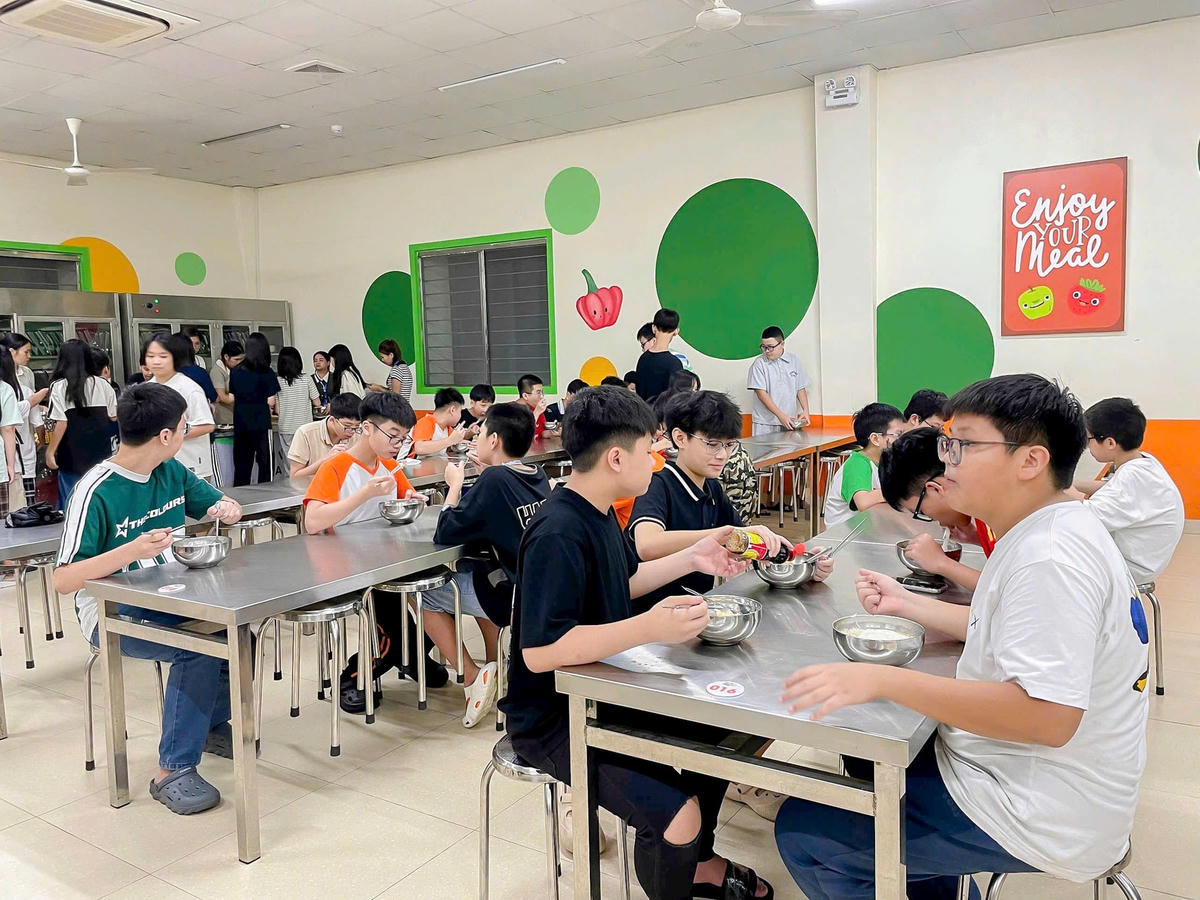 Học sinh Trường Tiểu học - THCS FPT Cầu Giấy được chăm sóc chu đáo. Ảnh: SHN