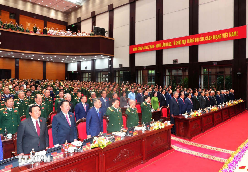 Các đại biểu thực hiện nghi thức chào cờ. (Ảnh: Trọng Đức/TTXVN)