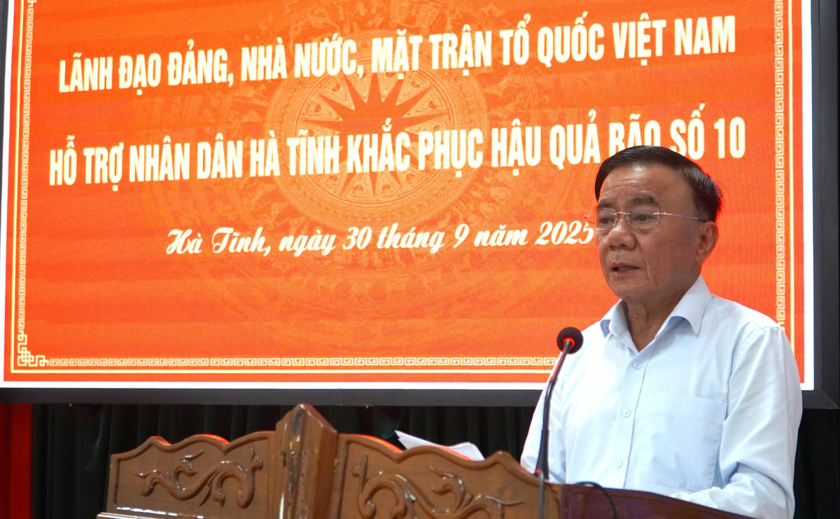 Uỷ viên Bộ Chính trị, Thường trực Ban Bí thư Trần Cẩm Tú chia sẻ với những khó khăn, thiệt hại do bão số 10 gây ra đối với nhân dân Hà Tĩnh. Ảnh: HN.