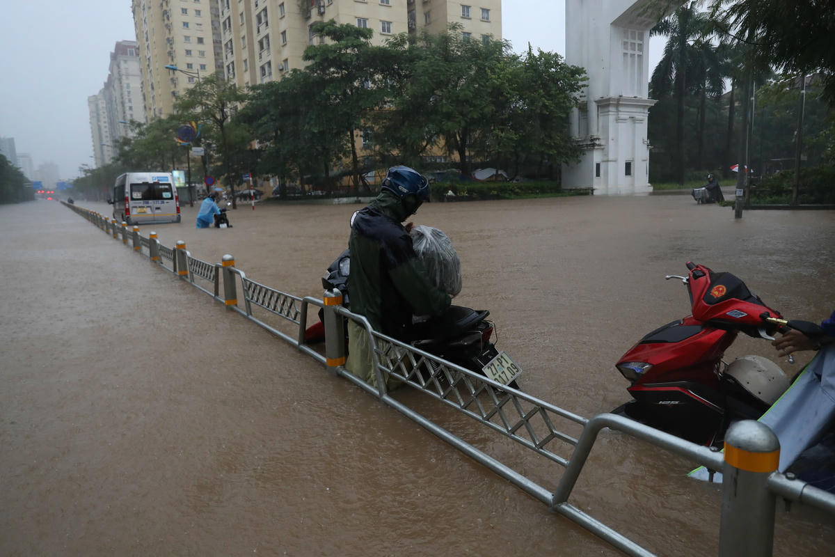 Mực nước dâng cao, ngập nửa xe máy.