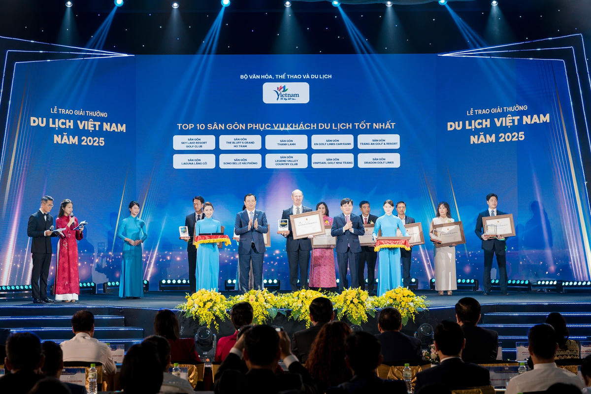 Đại diện sân gôn Thiên Đường - Legend Valley Country Club nhận giải tại hạng mục “Top 10 sân gôn phục vụ khách du lịch tốt nhất” tại Giải thưởng Du lịch Việt Nam 2025