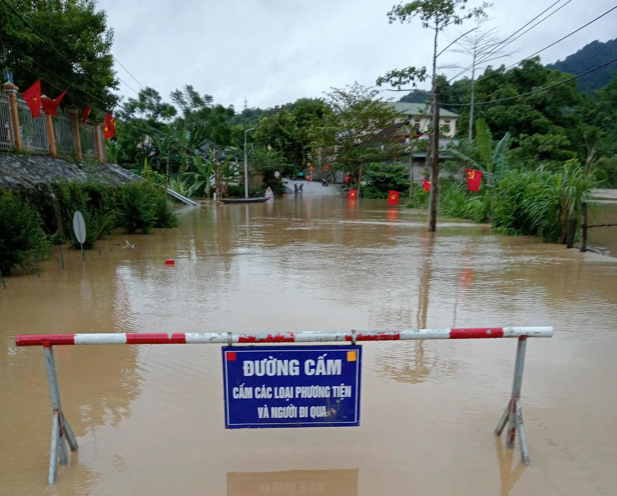 Tại bản Khe Kiền, chính quyền xã Tương Dương đặt rào, lắp biển báo cấm đường đối với người và phương tiện do ngập lụt. Ảnh: CTV
