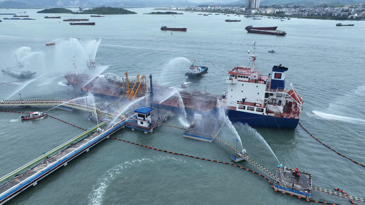 Tình huống cháy giả định đặc biệt phức tạp đòi hỏi hiệp đồng của nhiều lực lượng chữa cháy chuyên nghiệp với thiết bị chữa cháy hiện đại. Ảnh: Ngọc Anh.