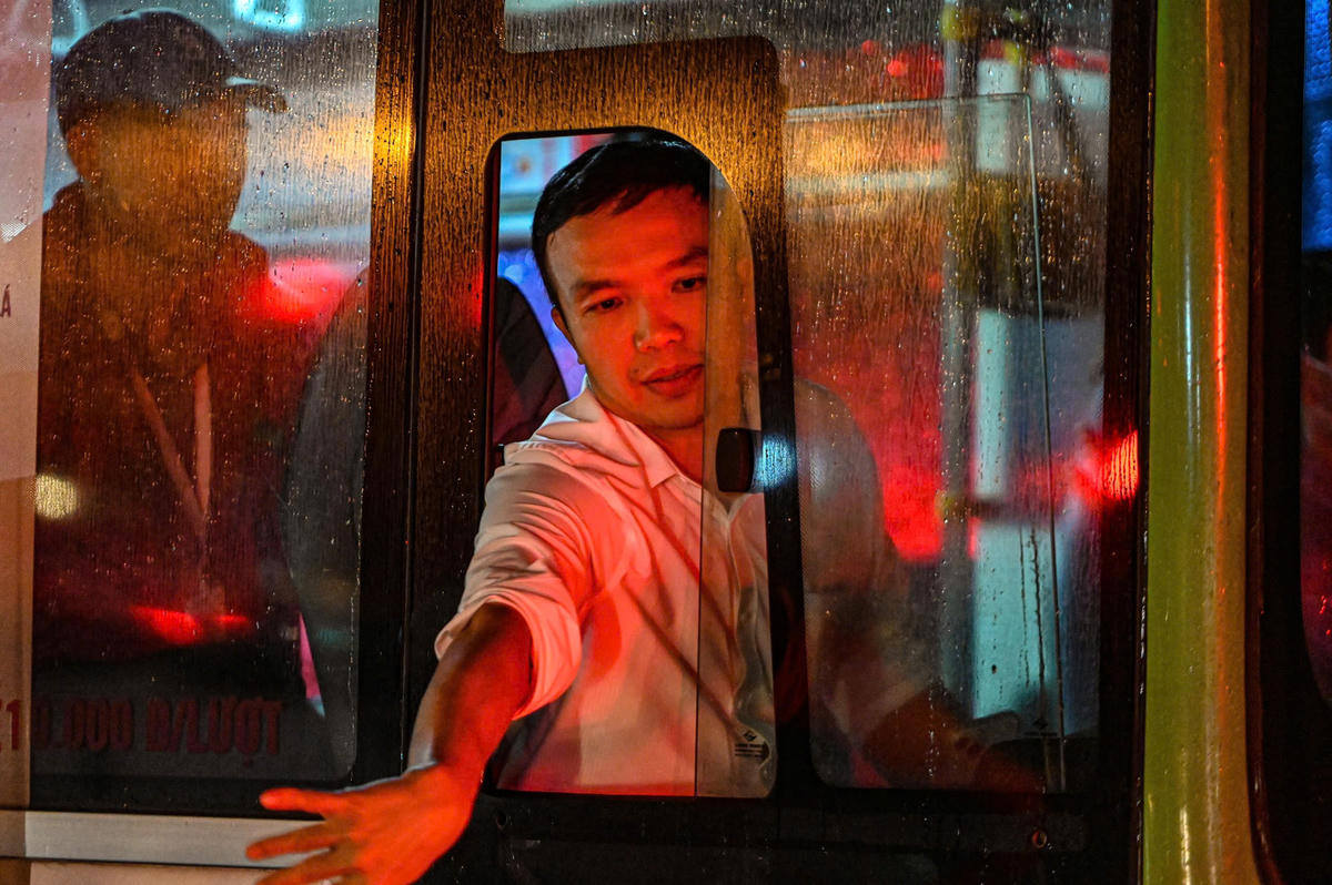 Nhiều người sốt ruột vì đứng 'chôn chân' nhiều giờ đồng hồ.