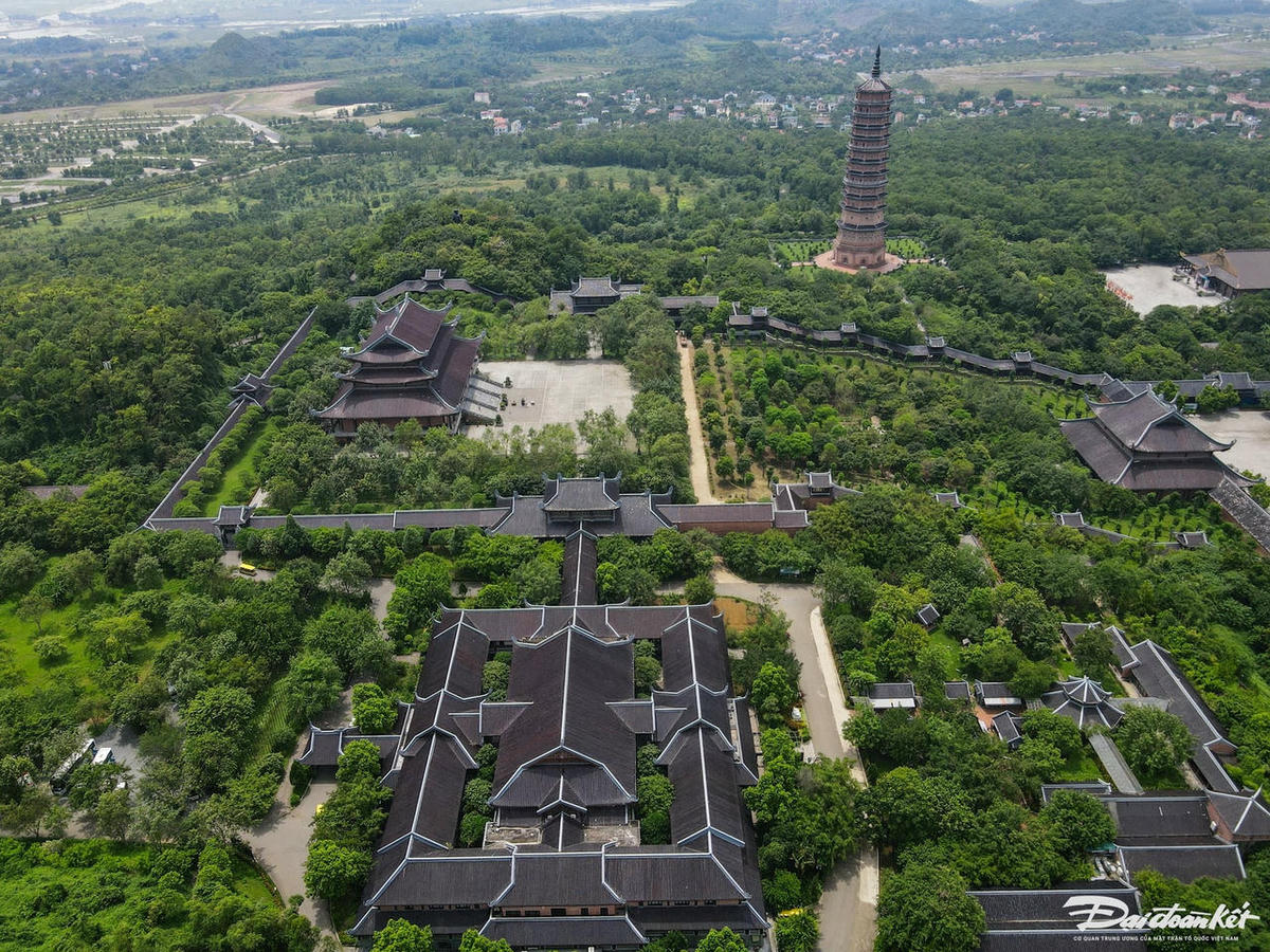 Tỉnh Ninh Bình mới có hơn 5.000 di tích lịch sử - văn hóa, một 'kho báu' đồ sộ mà hiếm nơi nào có được. Ảnh: Đình Minh chụp chùa Bái Đính