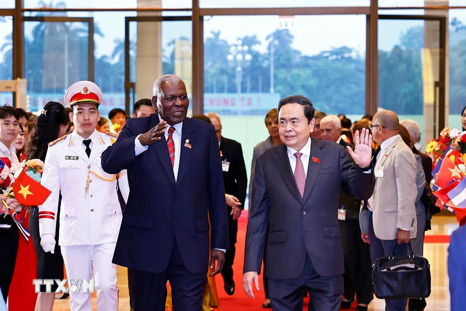Chủ tịch Quốc hội Trần Thanh Mẫn đón Chủ tịch Quốc hội Cuba Esteban Lazo Hernández. (Ảnh: Doãn Tấn/TTXVN)