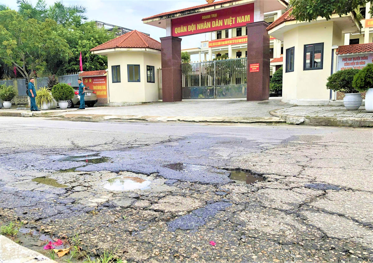 Mặt đường Hùng
Vương, đoạn qua phường Tam Kỳ bong tróc. Ảnh: Tấn Thành.