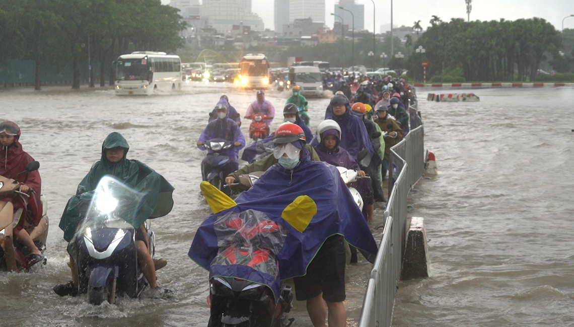Theo ghi nhận của PV Báo Đại đoàn kết, sau cơn mưa lớn kéo dài từ đêm 29/9 đến sáng 30/9, nhiều tuyến phố Hà Nội biến thành “sông”. Tại tuyến đường Lê Quang Đạo, hàng trăm người dân chật vật dắt xe chết máy giữa dòng nước ngập.