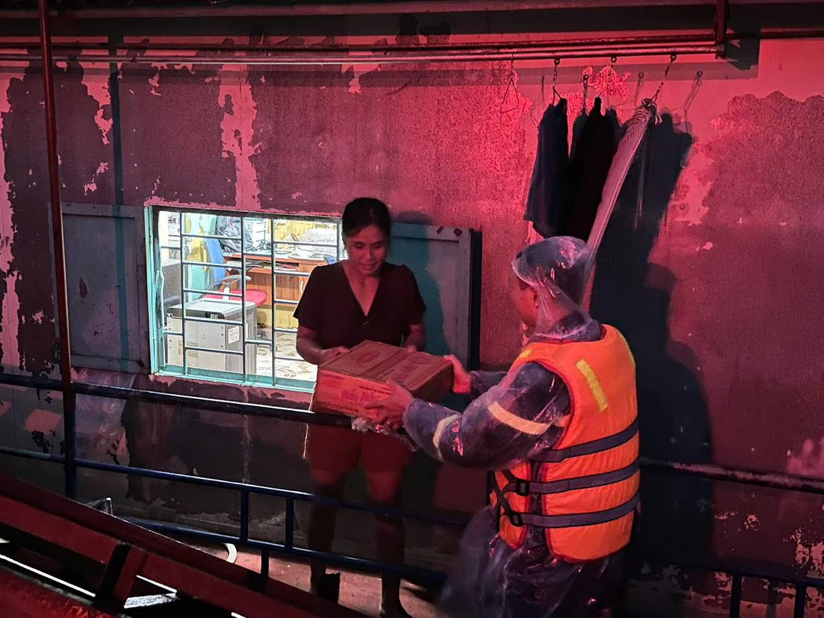 Công an Hà Nội hỗ trợ, tặng quà người dân sinh sống trên sông Hồng bị ảnh hưởng do bão số 10. Ảnh: CACC.