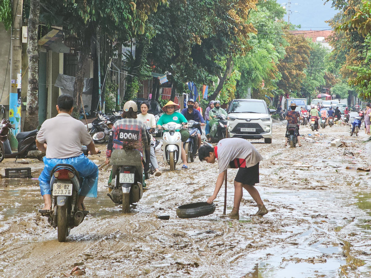 Đến rạng sáng 30/9, nước sông Mã bắt đầu chững lại rồi rút dần. Đến trưa cùng ngày, nhiều khu dân cư nước đã rút bớt, để lại lớp bùn đất dày đặc bám khắp nơi. Ảnh: Đình Minh.