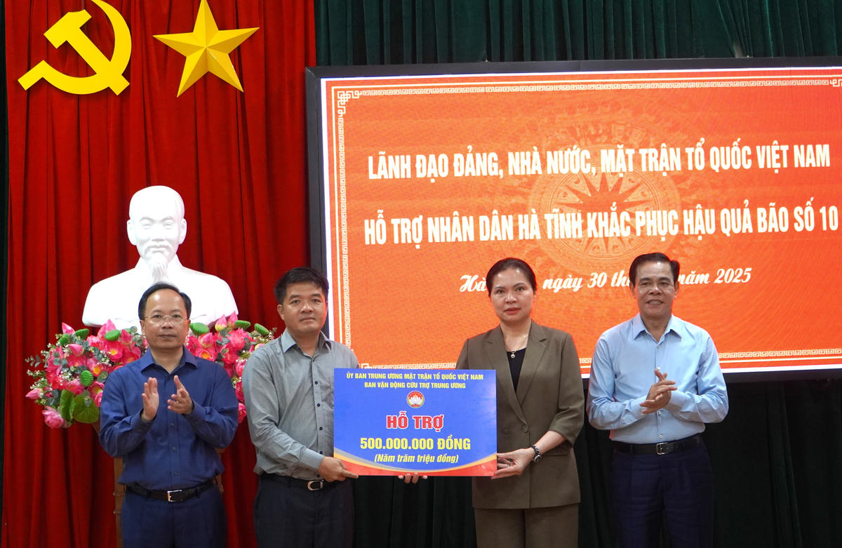 Ủy viên Trung ương Đảng, Phó Chủ tịch UBTƯ MTTQ Việt Nam Hà Thị Nga trao phần quà hỗ trợ bà con nhân dân Hà Tĩnh khắc phục thiệt hại sau bão. Ảnh: HN.