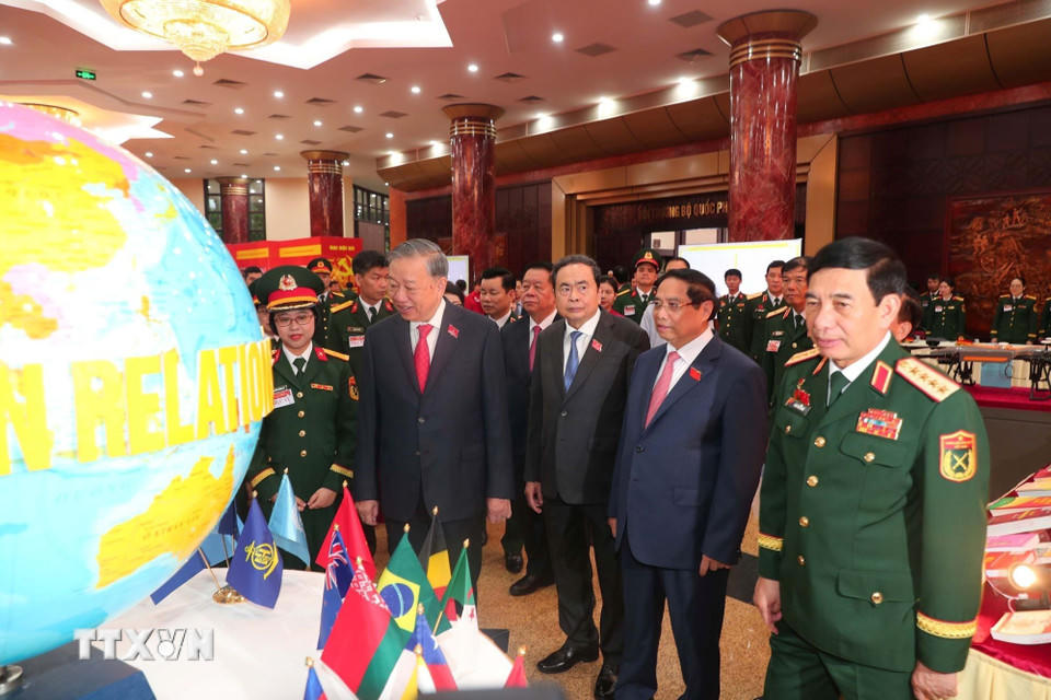 Tổng Bí thư Tô Lâm và các đại biểu tham quan triển lãm thành tựu quốc phòng. (Ảnh: Trọng Đức/TTXVN)